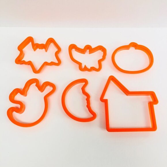 Lot of 79 Plastic Cookie Cutters Halloween Christmas Easter Vehicles Letters ++ - Picture 12 of 14